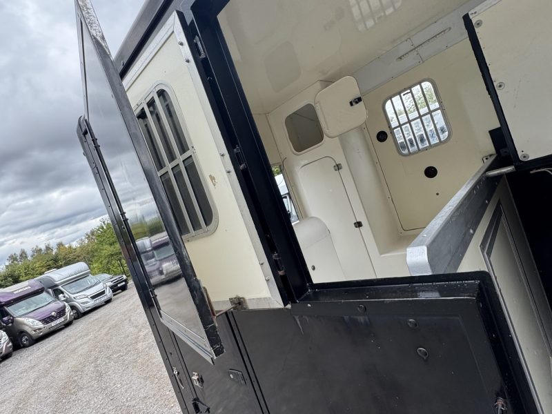 Emslie equine coach built 3.5T